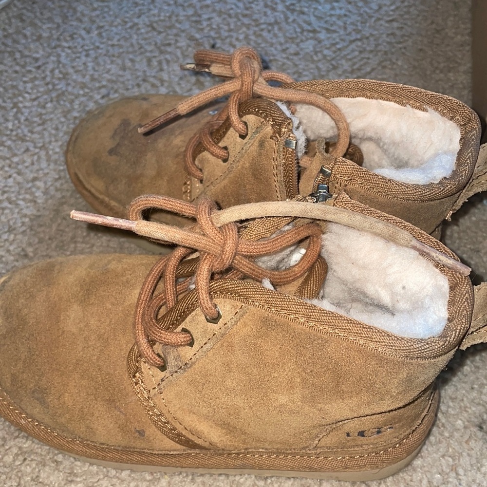 Ugg’s neumel toddlers size 12 boys in used condition need to be cleaned off
